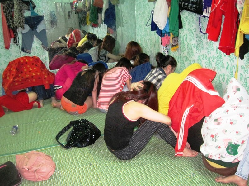 Gai ban dam Sai Gon du cot xuong dat de tron cong an hinh anh