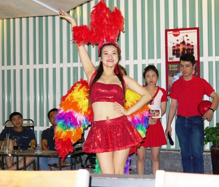 Chan dai mua sexy quang cao thuoc la o quan ca phe Sai Gon hinh anh