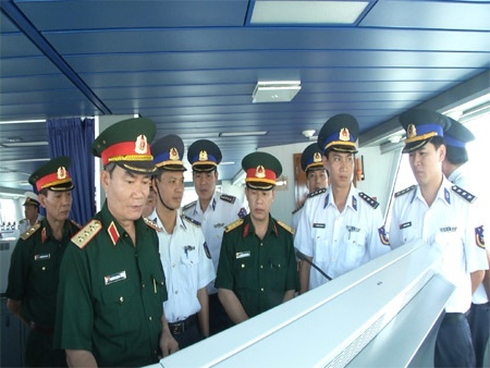 Thu truong Quoc phong tham tau canh sat bien hinh anh