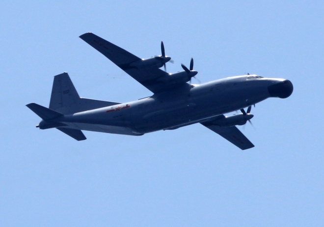 Nhieu may bay quan su Trung Quoc ap sat gian khoan 981 hinh anh