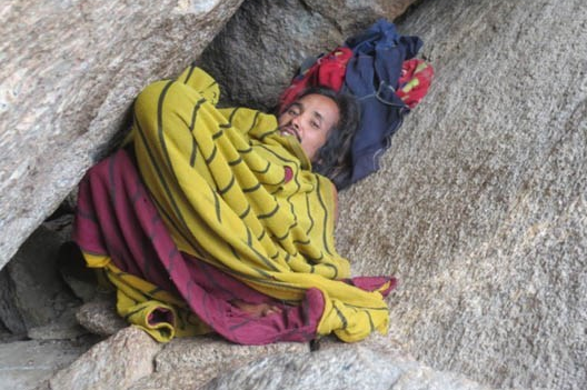 Nguoi song 10 nam trong hang da sap ve voi cong dong hinh anh