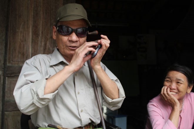 Nguoi dan ong mu co kha nang choi 7 loai nhac cu hinh anh