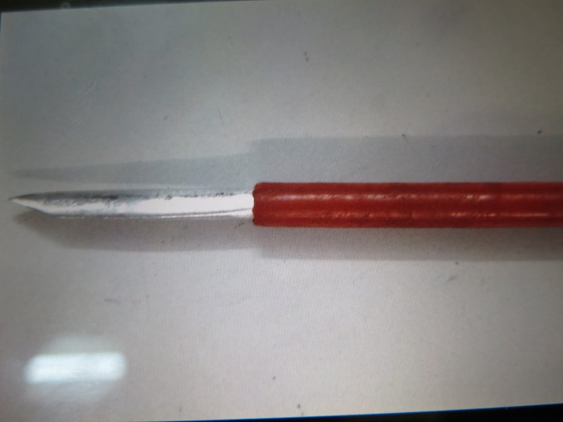 Chiếc đoản bẻ khóa sắc nhọn Duyệt dùng để đâm trung úy An.