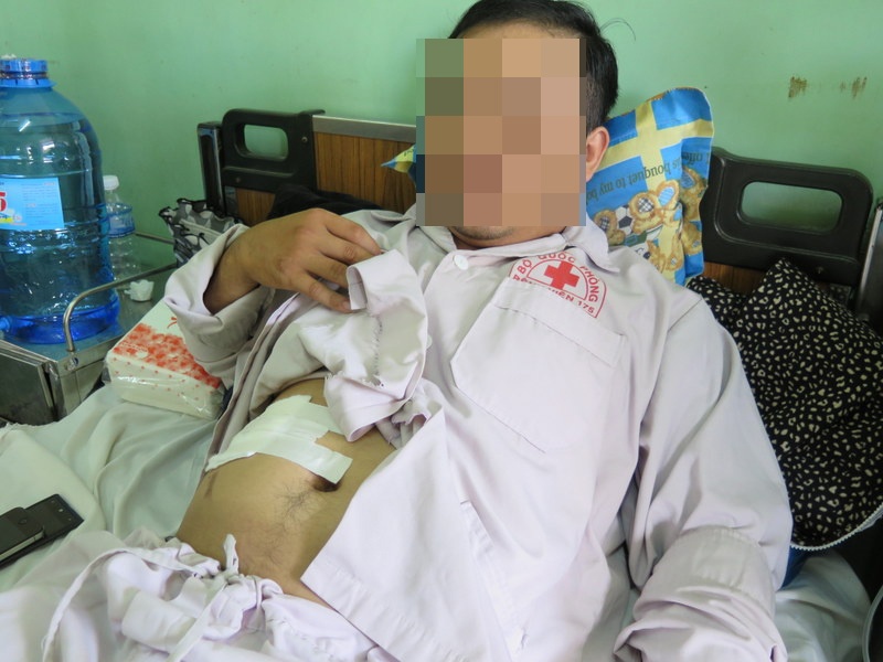 Trung úy An bị Duyệt đâm một phát vào bụng khiến anh này bị trọng thương.