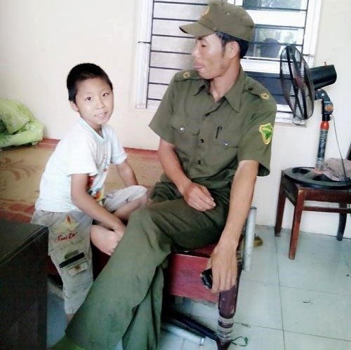 Be trai bi troi tay, bo roi tren bo de hinh anh