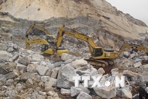 Sap mo da o Phu Tho, 2 nguoi cung 1 may muc bi vui lap hinh anh