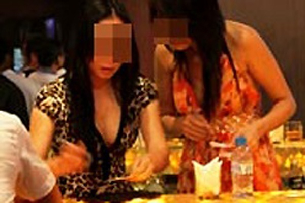 Xin lam tiep tan, bi de nghi khoa than cho xem... 3 vong hinh anh