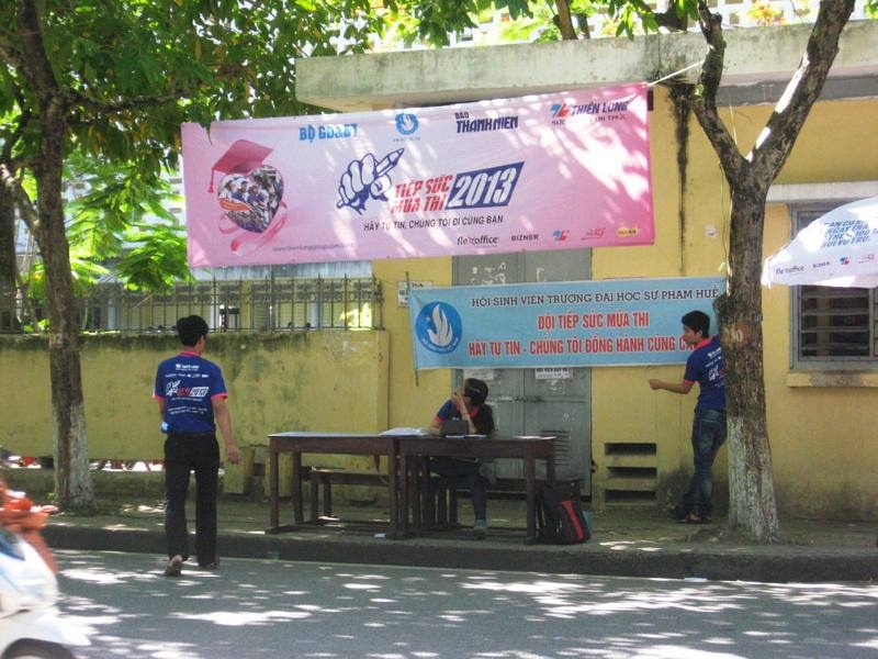 Cho si tu di thi, tinh nguyen vien bi xe om dung dao dam hinh anh