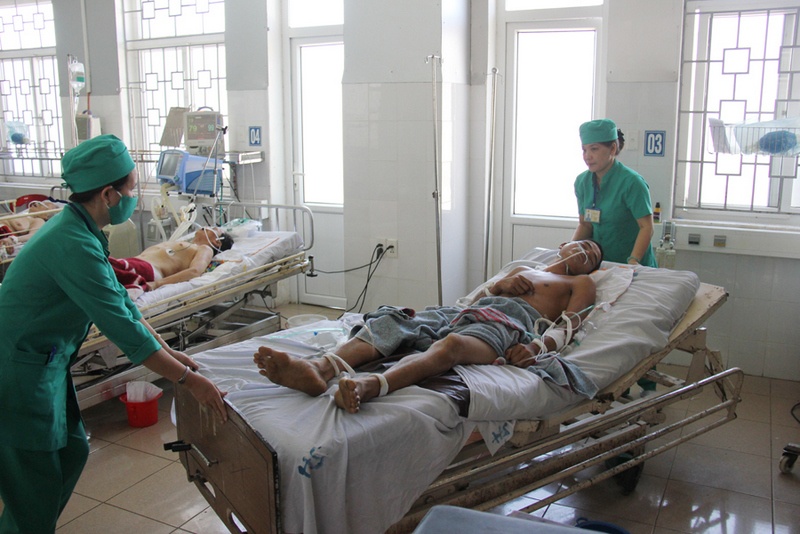 Bi cay uoi rung nga de, 3 nguoi bi trong thuong hinh anh