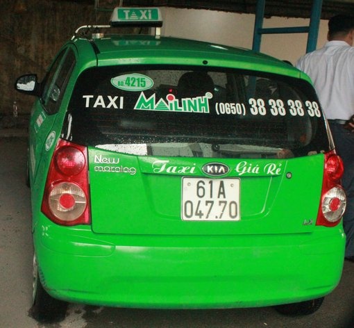 Bat nghi can nguoi nuoc ngoai trom xe taxi hinh anh