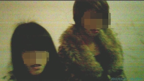 Các cô gái cúi gằm mặt khi bị khách hàng phanh phui...