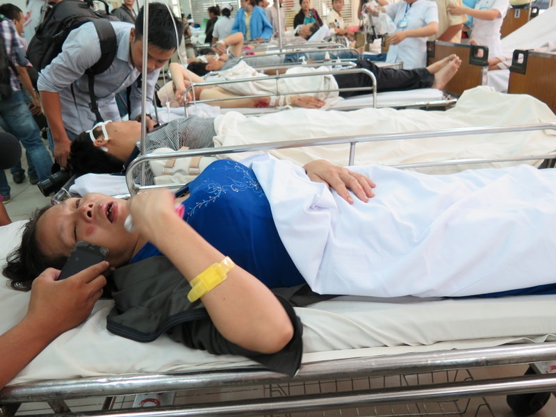 Bà Oanh kể lại lúc xe bị tai nạn và con bà bị chết ngay tại chỗ.