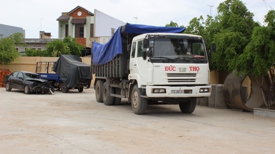 Chiếc xe chở bã đậu bị tạm giữ tại cơ quan công an.