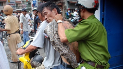 Thieu ta canh sat bi chem dut gan tay van duoi bat cuop hinh anh