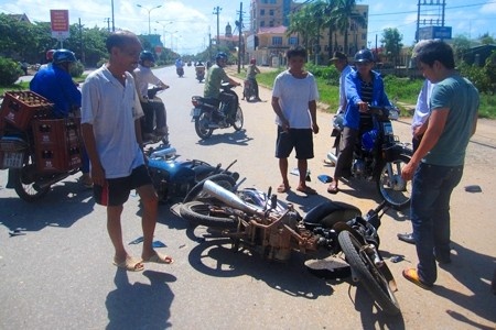 Bat nhom giang ho dan canh dung xe, moc tui nguoi di duong hinh anh