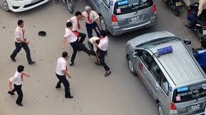 HLV truong U17 T&T Ha Noi dinh nghi an danh tai xe taxi hinh anh