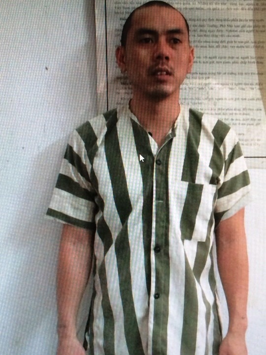 Nghịch tử kè dao vào cổ dọa giết mẹ đang bị công an bắt giữ.