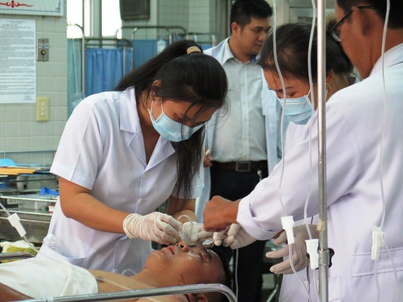 Hoa chat vang vao nguoi, 2 cong nhan det co the mu mat hinh anh