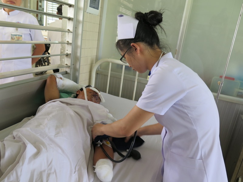 Bác sĩ đang thăm khám cho bệnh nhân Mạnh.