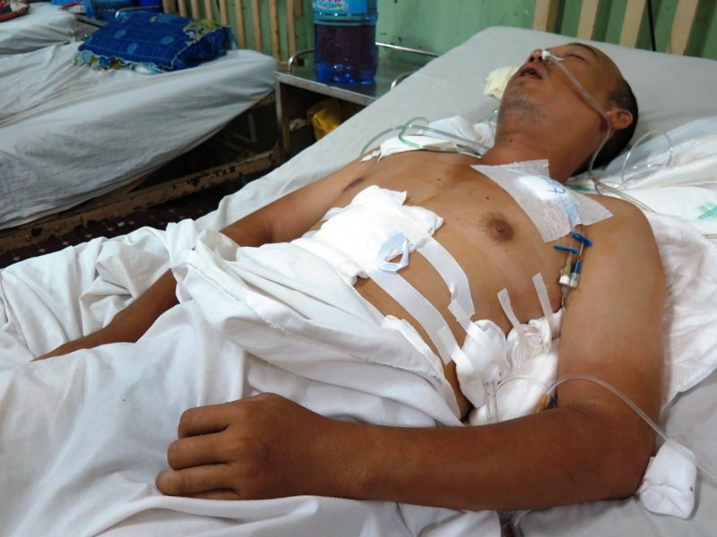 Anh Duy đang nằm cấp cứu tại bệnh viện 175 và không hề hay biết bạn mình đã bị chủ tiệm tạp hóa đâm chết.