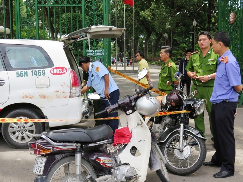 Các đơn vị nghiệp vụ công an TP.HCM đang khám nghiệm hiện trường.