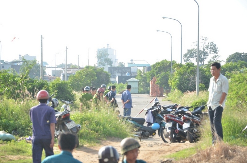 Xac nguoi dan ong bi cat co trong bui co ven duong o Sai Gon hinh anh