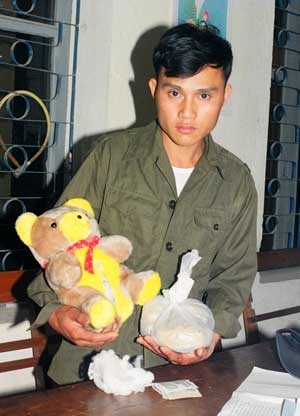 Ma tuý được nhét vào ruột gấu bông vận chuyển trên đường.