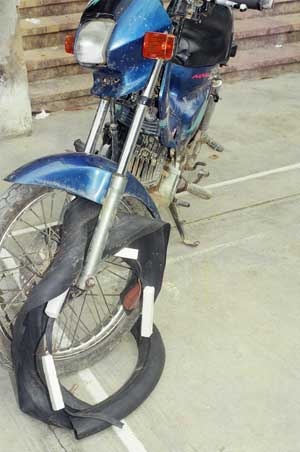 Heroin được chia nhỏ giấu trong săm xe máy.