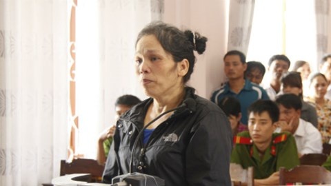 'Me min' nam tren giuong 15 ngay cho khach mua xem mat hinh anh