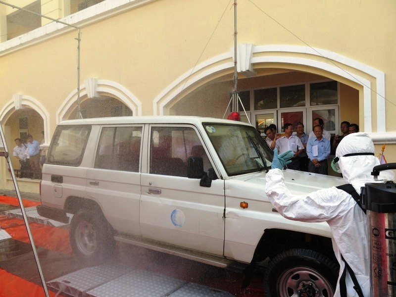 Phun rửa hóa chất chiếc xe vận chuyển bệnh nhân và di chuyển trong vùng có dịch bệnh.