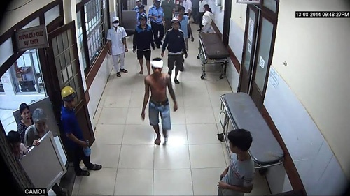 Clip hon chien tai vien, bac si chay tan loan hinh anh