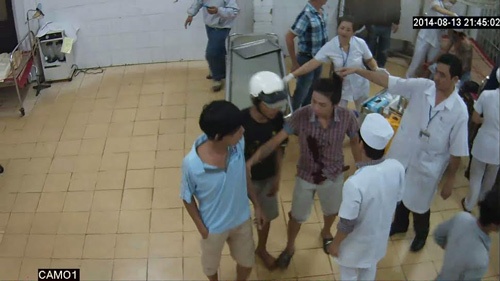 Clip: Hon chien tai vien, bac si chay tan loan hinh anh