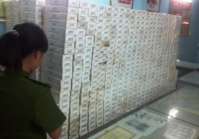 Buon lau thuoc la tong thang ghe vao canh sat vay bat hinh anh