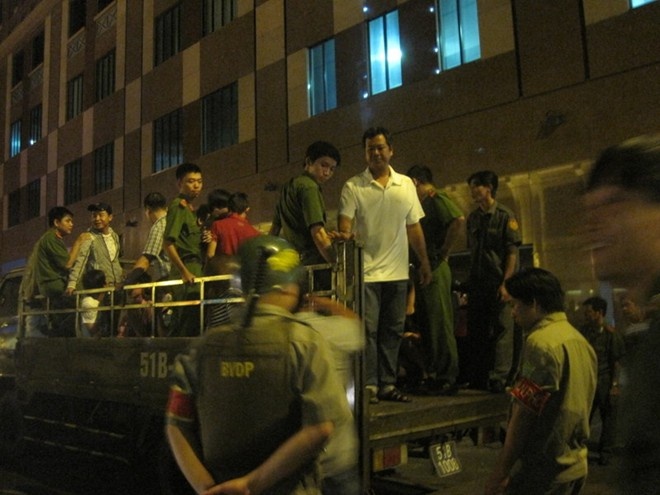 Công an thường xuyên phải kiểm tra các quán bar để sàng lọc các băng nhóm tội phạm có tổ chức.