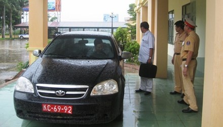 Trom oto roi gan bien so do de qua mat canh sat hinh anh