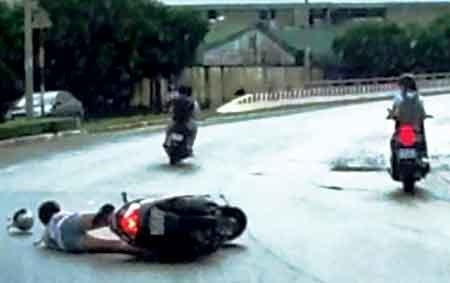 Bang cuop giat balo khien co gai tu vong sa luoi hinh anh