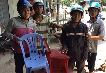 Cap doi bi bat 2 lan trong buoi chieu vi trom... ghe nhua hinh anh