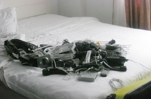 Tang vật sử dụng để lừa đảo công nghệ cao mà công an thu giữ.