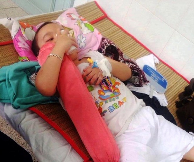 Cho giam dinh thuong tat be trai bi khoan vao vung kin hinh anh