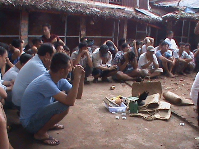 Gan 50 nguoi trong truong ga bi trinh sat vay bat hinh anh