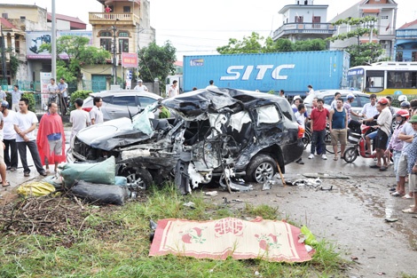 Hiện trường vụ tai nạn giao thông thảm khốc sáng 2/9.