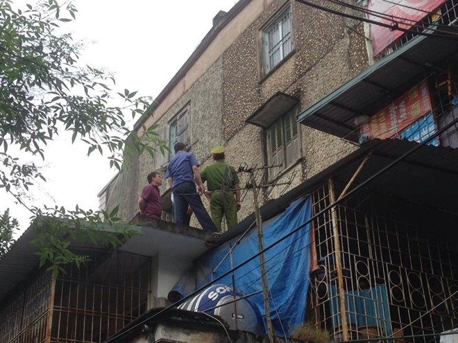 Nghet tho theo doi giai cuu con tin bi bat coc o Ha Noi hinh anh