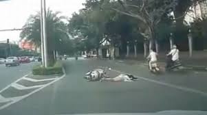 Giang co voi 2 ten cuop, co gai nga xuong duong tu vong hinh anh