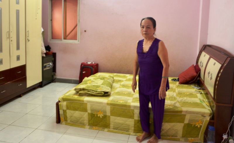 Bà Bằng bàng hoàng kể lại vụ việc cướp xông vào nhà khống chế cướp 70 triệu đồng của gia đình bà.