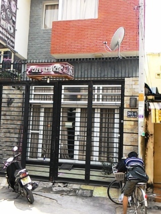 Ngôi nhà ngăn phòng cho thuê xảy ra vụ mất trộm cùng lúc 7 xe gắn máy tại quận Bình Thạnh.