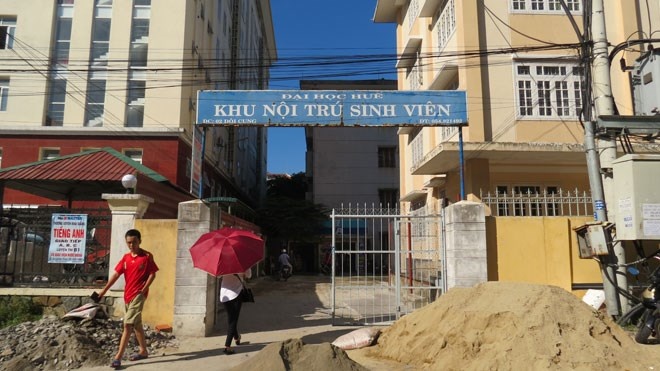 Không chỉ dùng vật nhọn đâm vào vùng nhạy cảm của nữ sinh ở trường, kẻ lạ mặt cũng đã thực hiện hành vi kỳ quái ở khu ký túc xá Đội Cung (ĐH Sư phạm Huế) khiến sinh viên bất an.