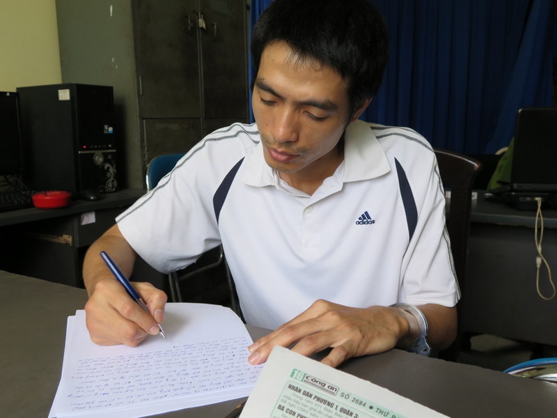 Xa nuoc vao con gai bat tinh roi dat canh thi the vo hinh anh