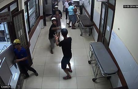 Nhung vu giang ho Sai Gon chem nhau nao loan benh vien hinh anh