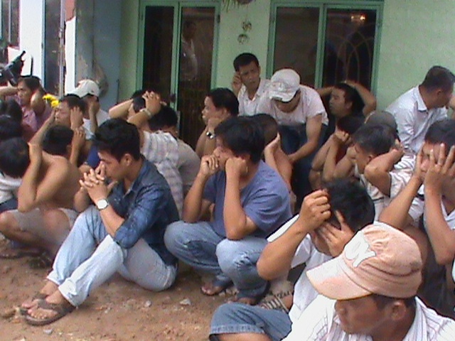 Hang chuc trinh sat bao vay truong ga o Sai Gon hinh anh