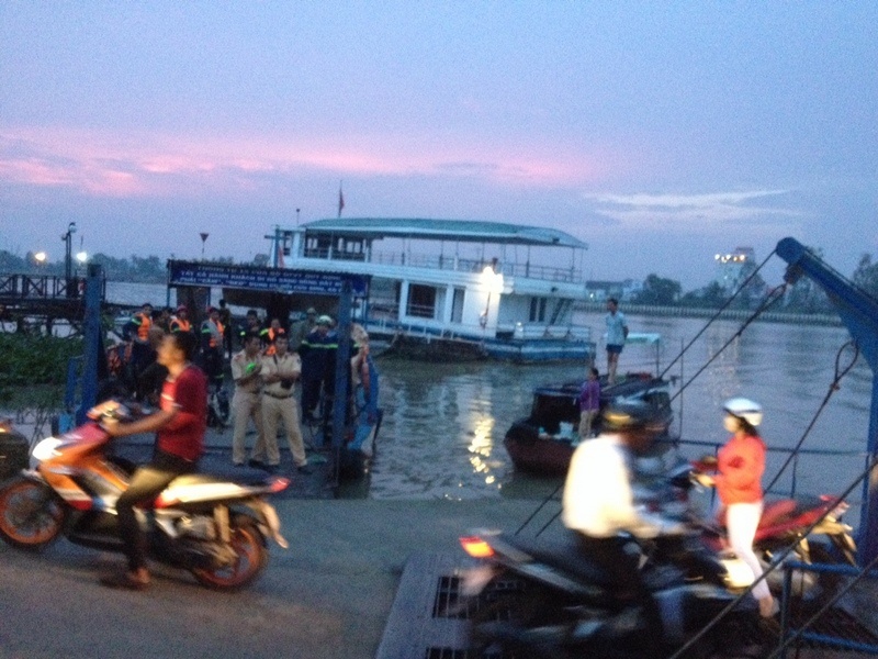 Xa lan dam nhau, mot nguoi mat tich tren song Sai Gon hinh anh